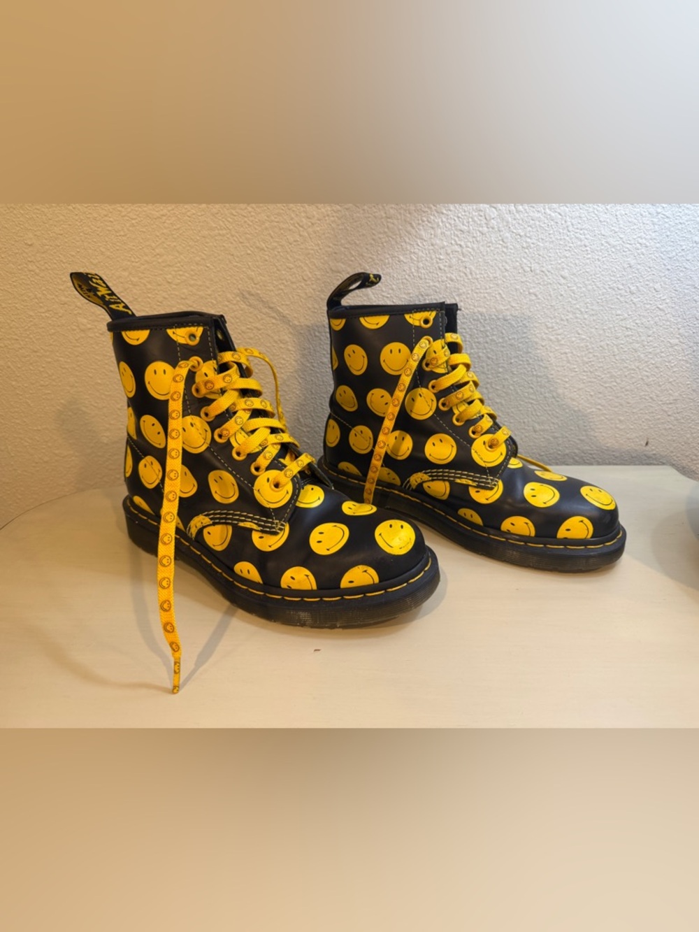 Dr. Martens *Limited Edition* 1460 SMILEY Leather Lace-up Boots 8L/7M